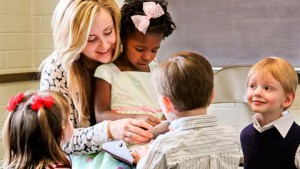 leader-teaching-primary-children